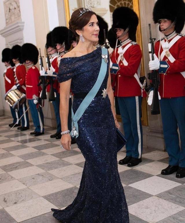 原创47岁丹麦王妃现身巴黎街头一袭蓝色连衣裙低调优雅美出国际范