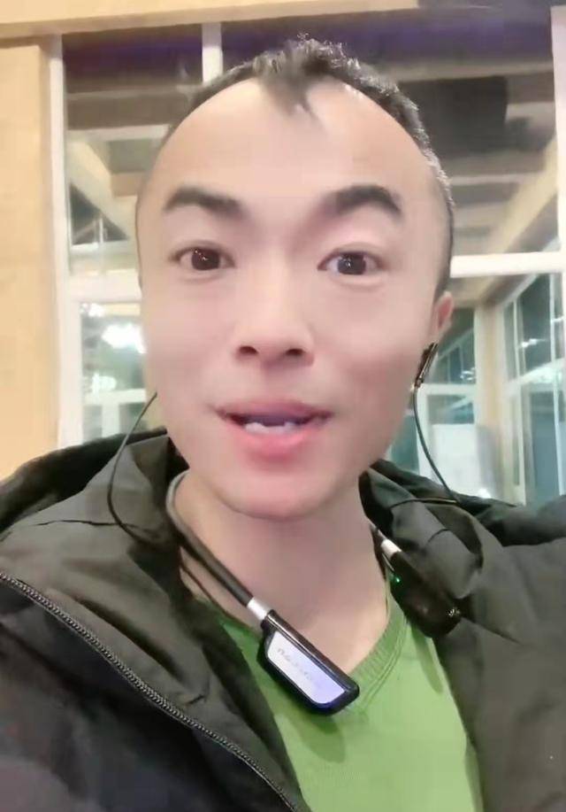 诅咒河南的面条哥又在另一平台复出,在北京豪车接送风光依旧_公司