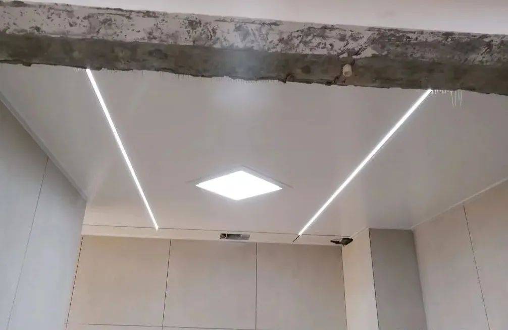 餐客厅大板吊顶集成线性灯带尽显宽敞明亮