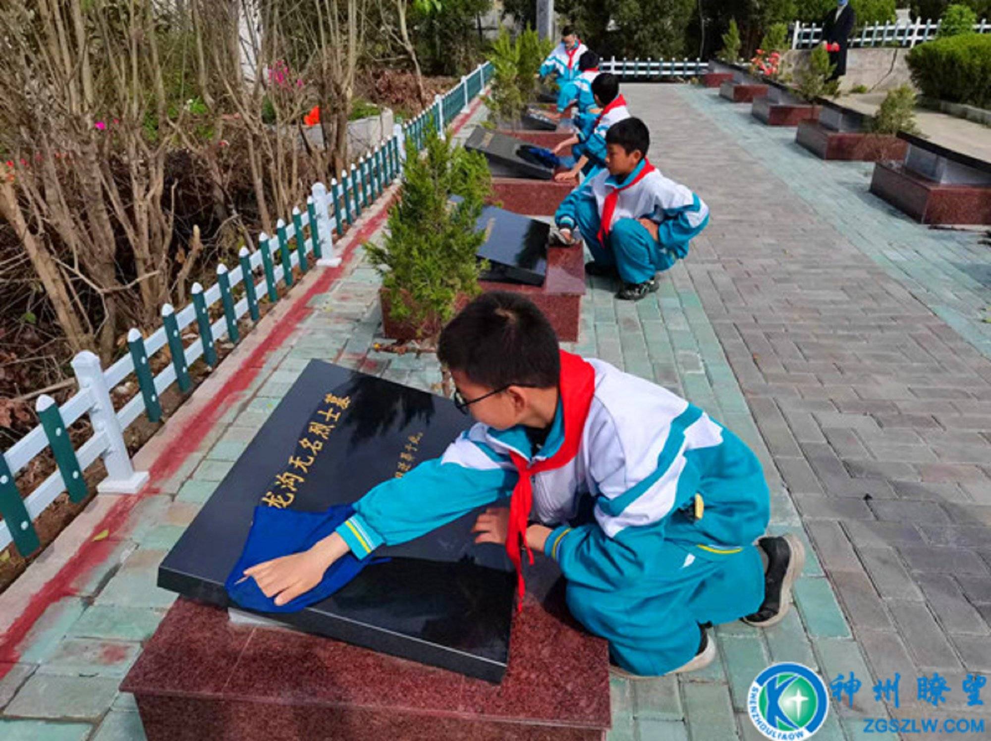 原创湖北钟祥市长滩镇金星小学缅怀革命先烈弘扬爱国精神