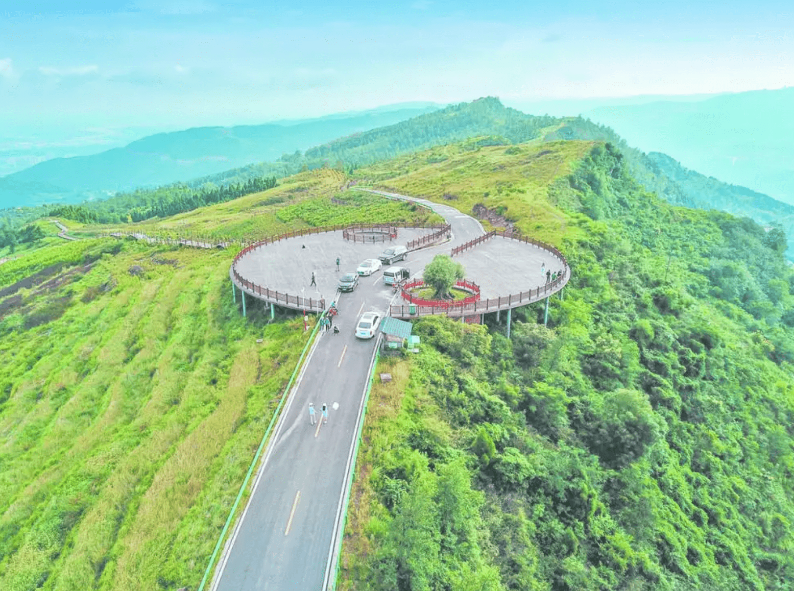 金堂龔家山觀景平臺是婚紗打卡的熱門景點,同時也是戶外旅遊的絕佳