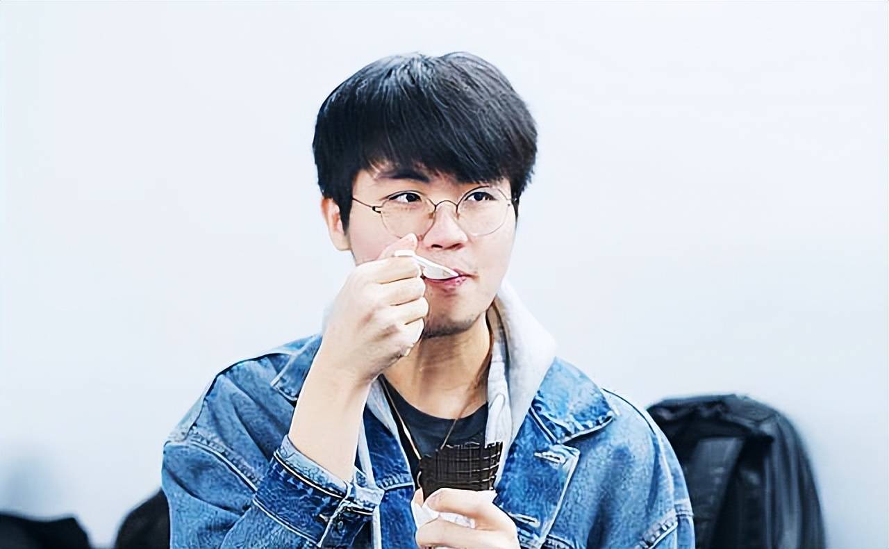 lpl:虎牙lol一哥"边吃饭边砸锅",直言:kpl的bp比lpl难猜多了_比赛_tai