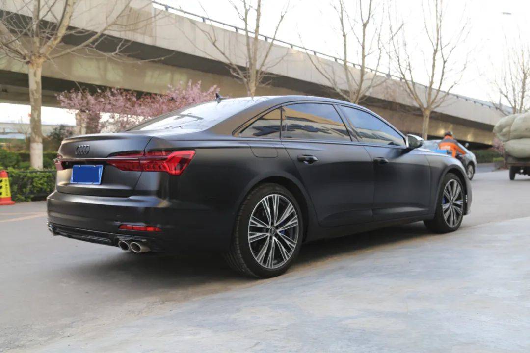 奥迪a6全车改色贴膜陶瓷黑银耳后视镜rs6前杠全车镀铬条黑化