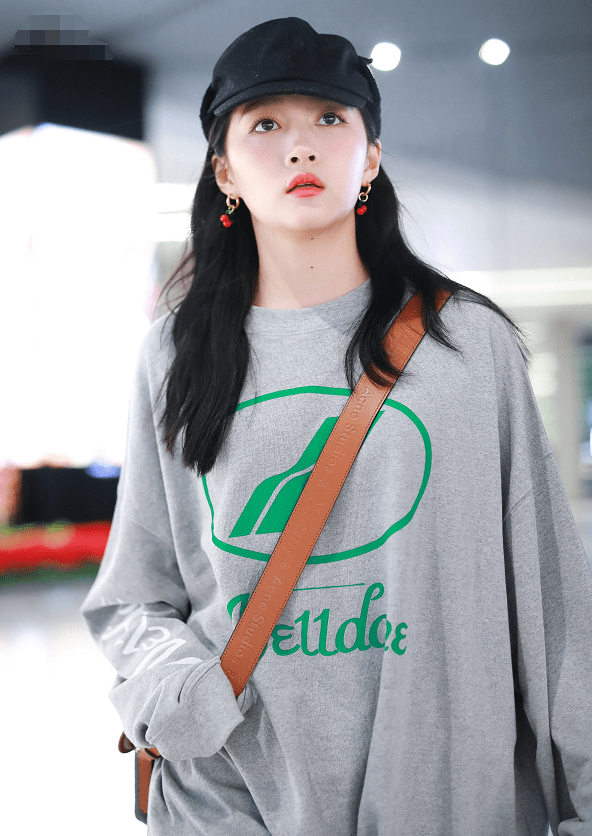 大冬天,关晓彤身穿单薄宽松卫衣配破洞裤,不惧寒冷清纯时尚!