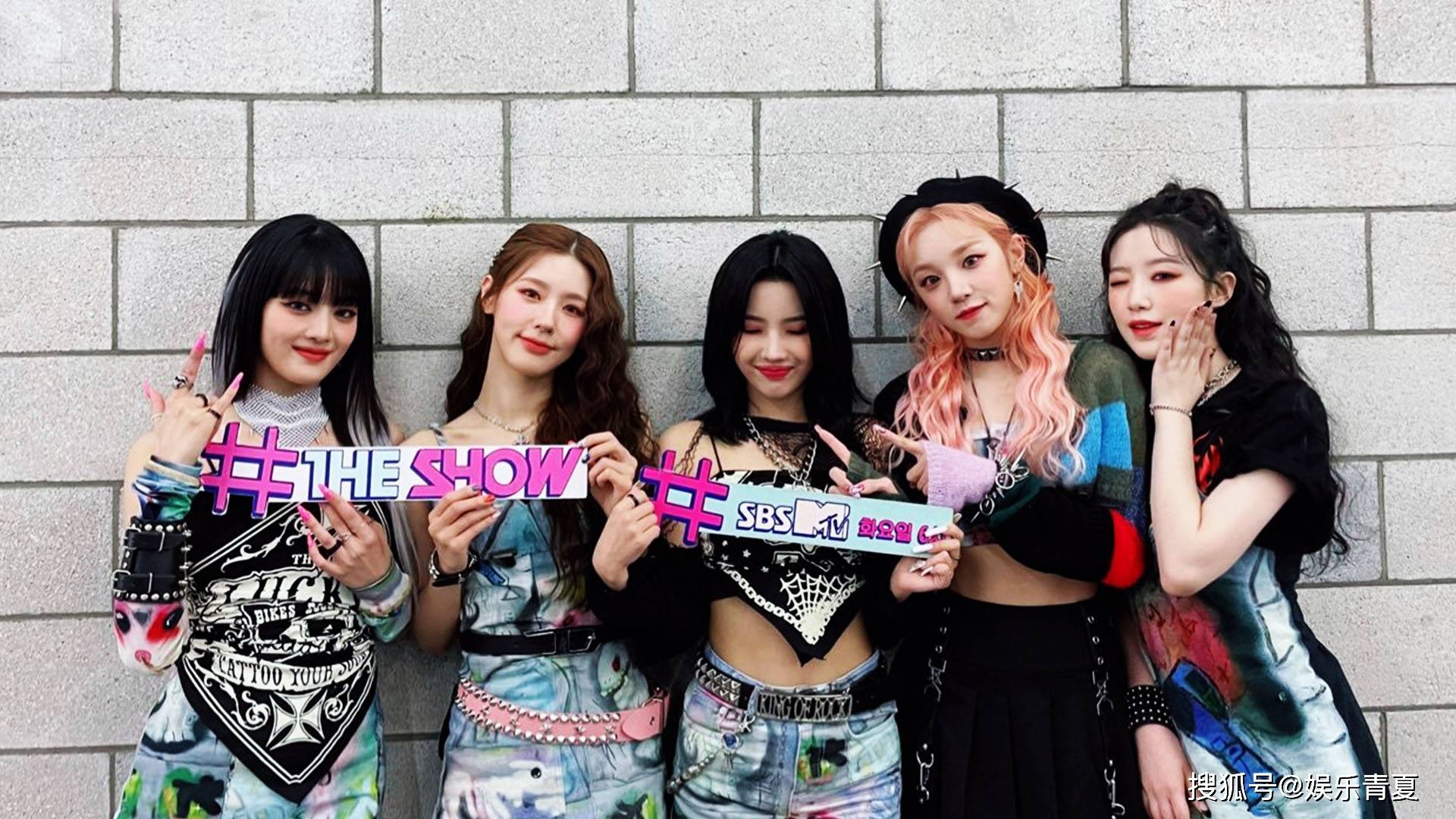 五人五色的女团组合,凭借歌曲tomboy,展现出她们独有的潮流魅力.