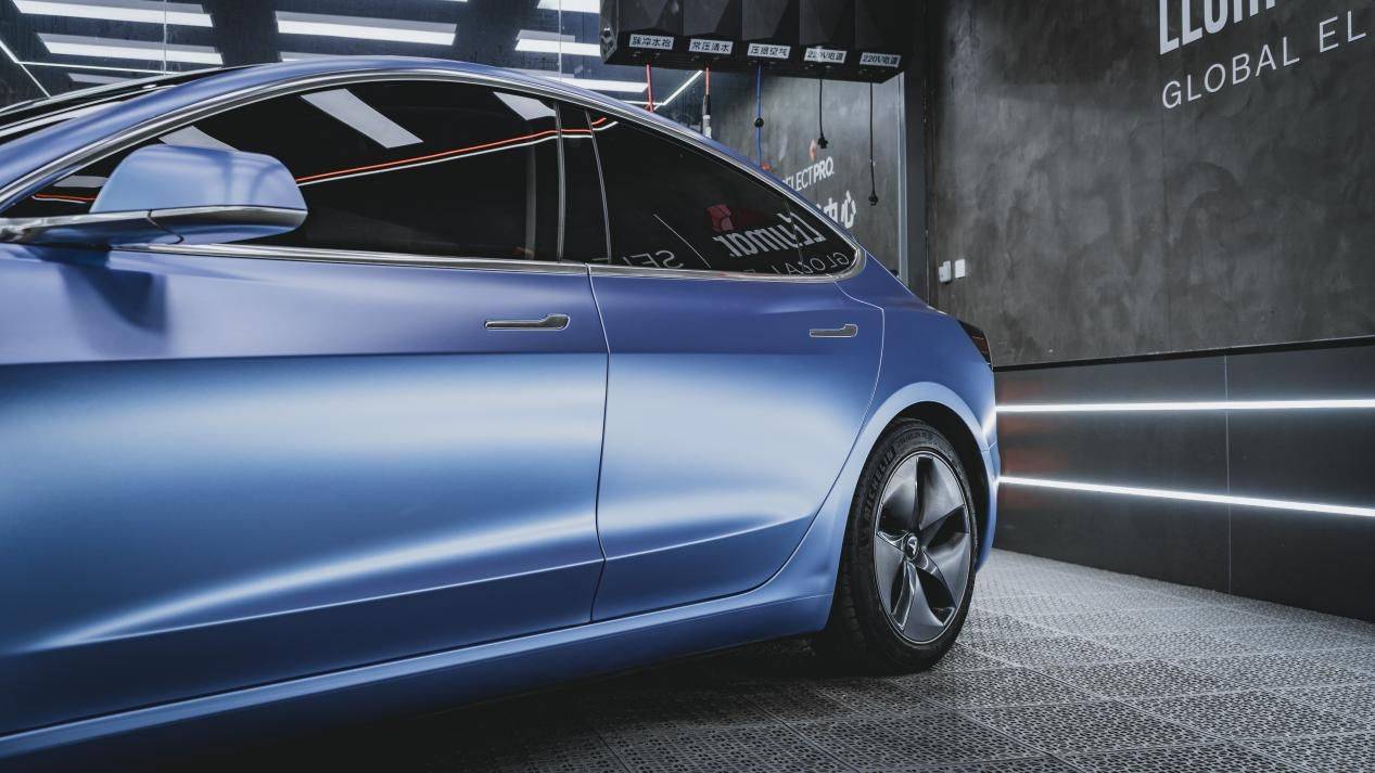 天津汽车贴膜特斯拉model3电光轻雾蓝改色案例分享