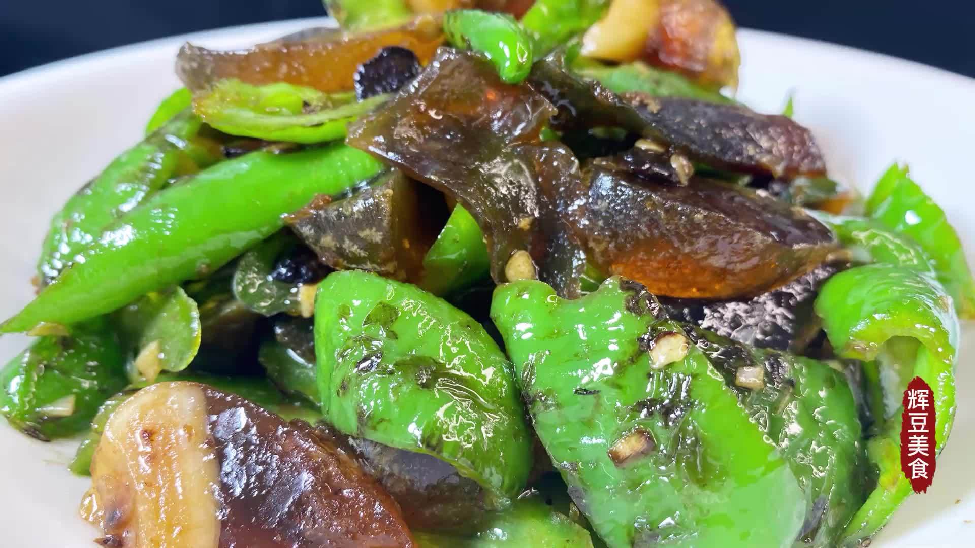 辣椒炒皮蛋是一道湖南农家下饭菜今天大厨把详细教程分享给大家