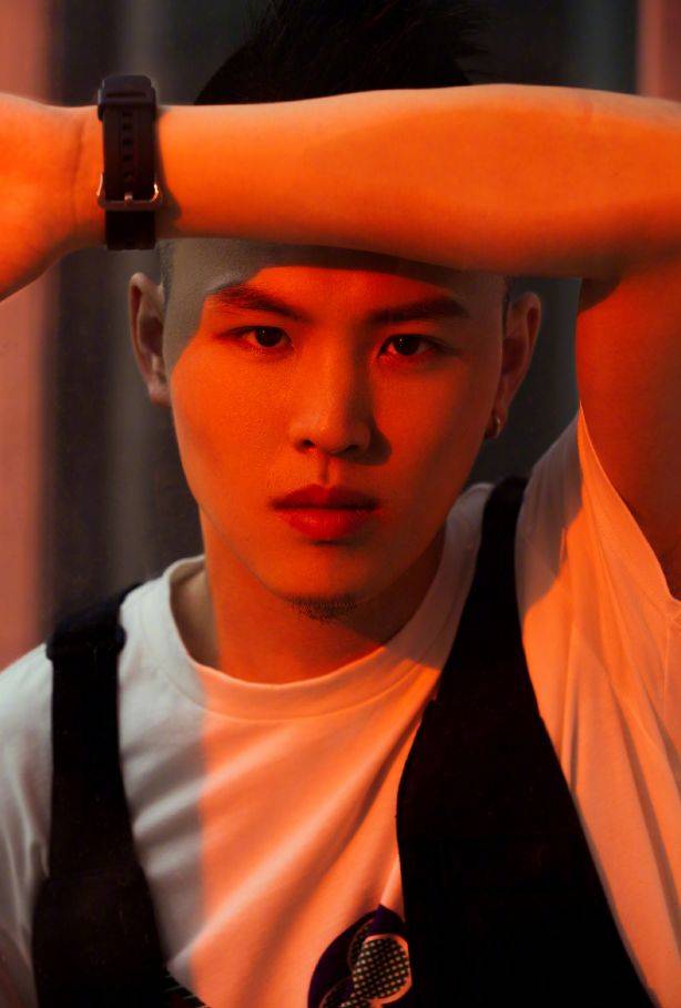 曾靠《high歌》红遍全国,后为解约成"老赖",今靠跑龙套为生_张玮