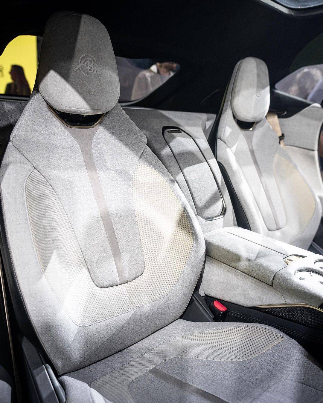 内饰进入车内,在用料上展现了极高的水准,拥有非常有奢华感的风格