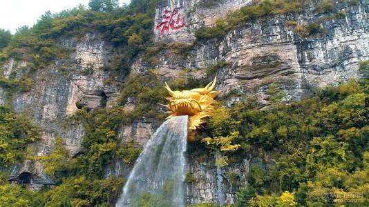 原创龙山景区一奇葩景点巨型龙头喷水好不威风百万打造重达数十吨