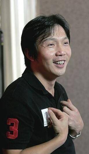 身价10亿遭妻子抛弃,和江一燕传绯闻,为摄影摔断腰_罗红_王蓉旻_蛋糕