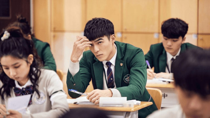 第9节课陈昊森恋上老师许玮宁薛仕凌她连吃饭都没有声音