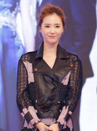 她24岁未婚先孕,34岁被丈夫无情抛弃,36岁为儿子复出终于爆红_吴佳妮