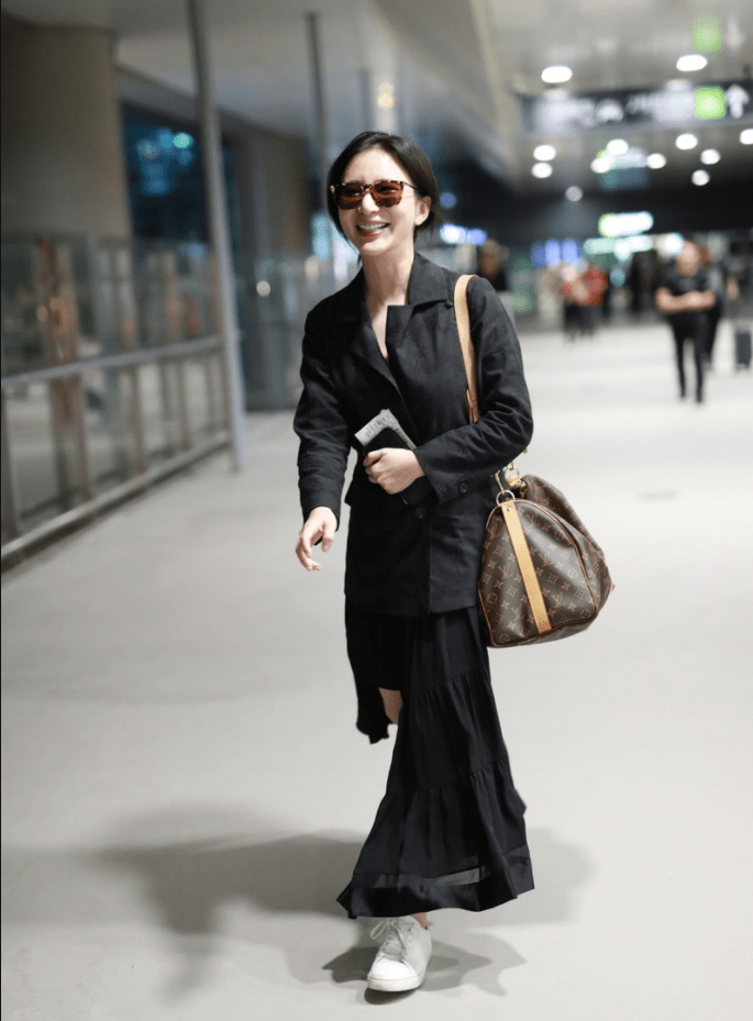 原创熊乃瑾穿黑色风衣内搭薄纱长裙笑容满面娇小可人温婉柔美