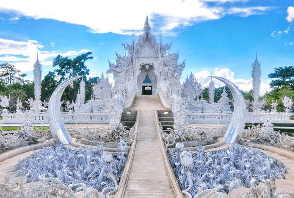 泰国最独特的寺庙，全部以白色为主，至少需要90年才能完工