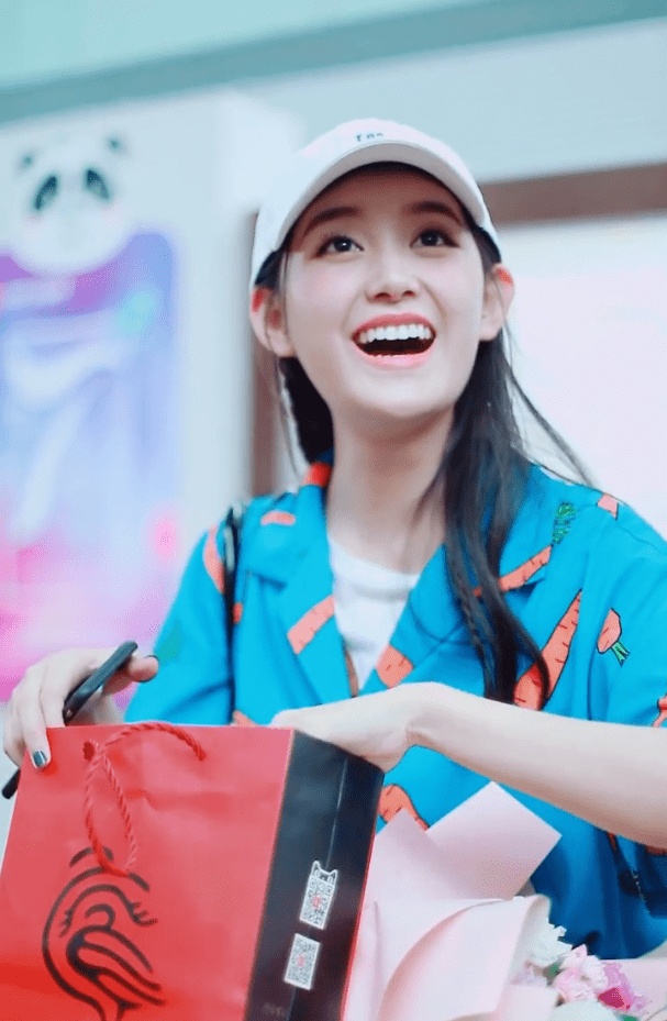 蒋依依身蓝色运动套装潮范十足.扎起的麻花辫更是充满青春活力!