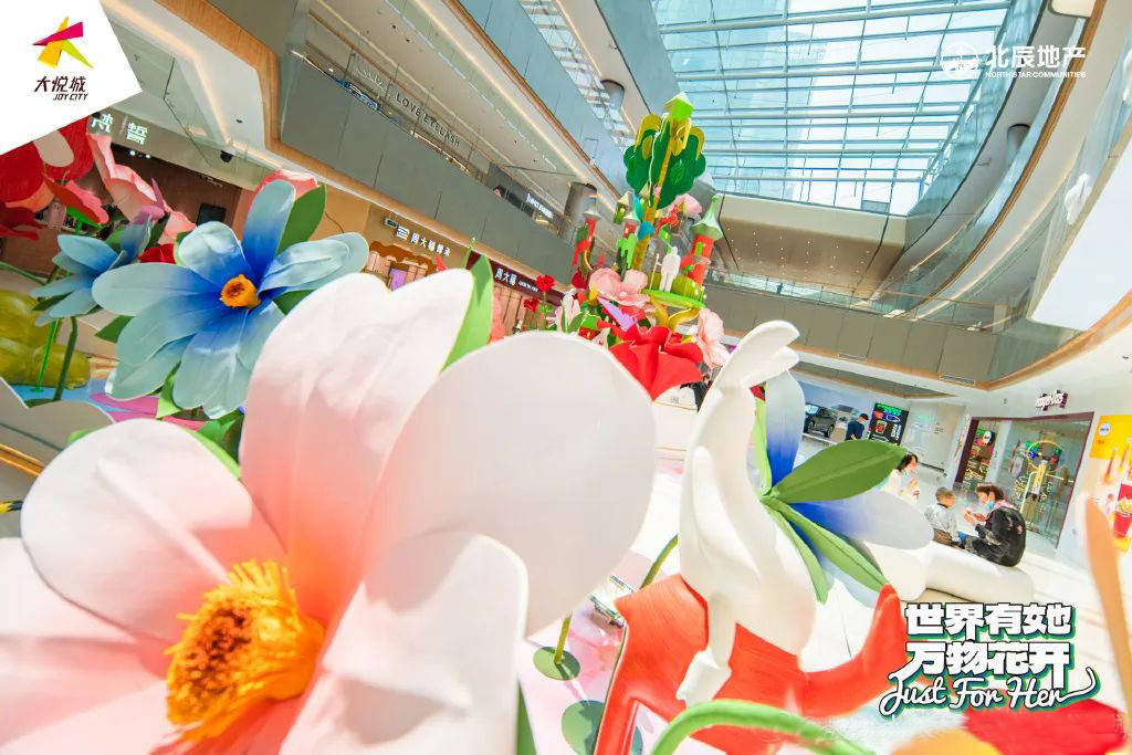 世界有她,万物花开-美陈欣赏_力量_花海中_藏匿于