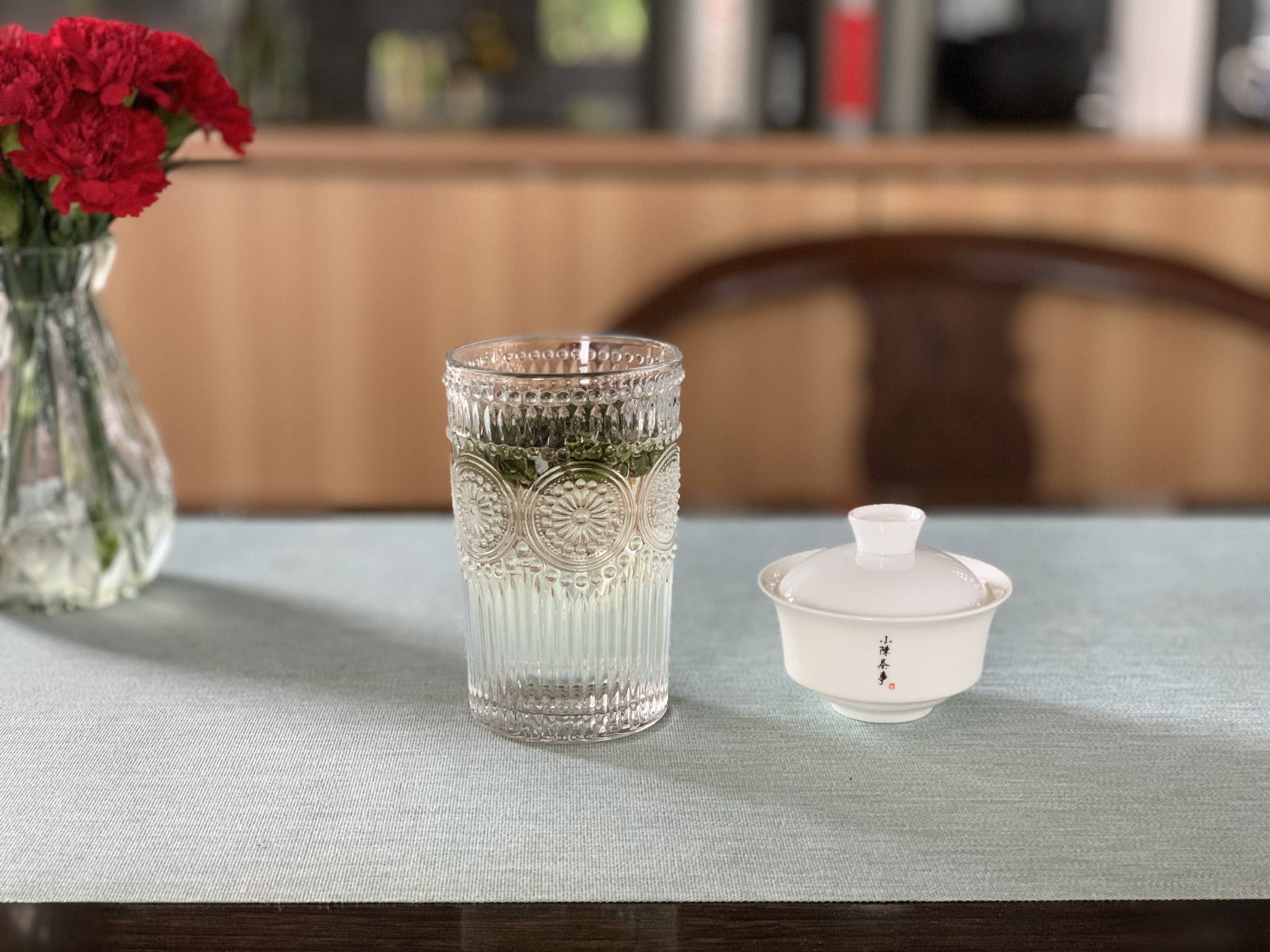 上投,中投,下投,玻璃杯泡白茶时,也要有这么多讲究吗?_茶叶_比例_投法