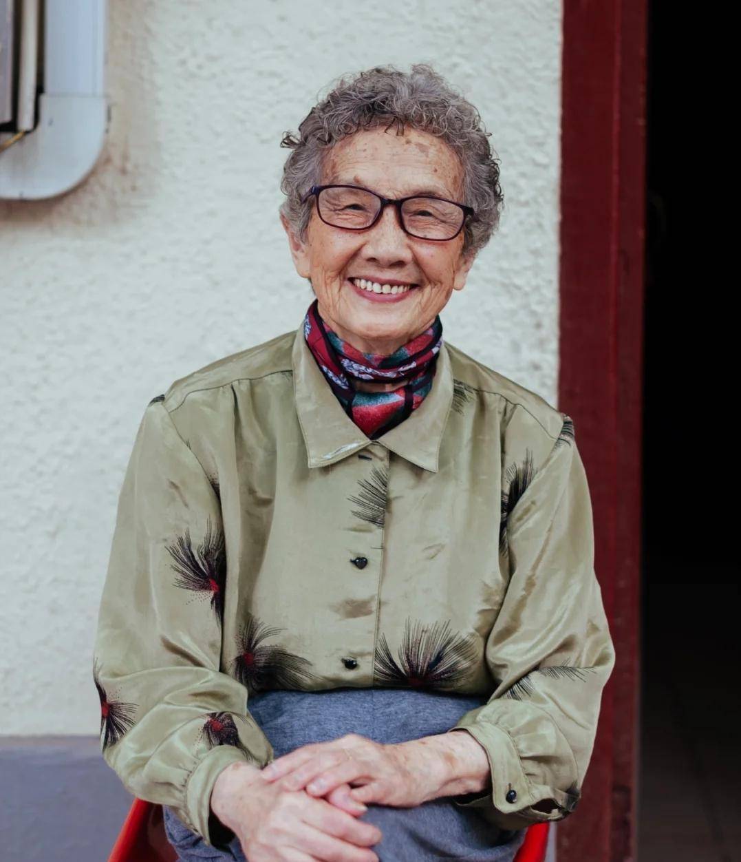 原创90岁的奶奶耄耋之年穿衣不刻意扮嫩也时髦可爱