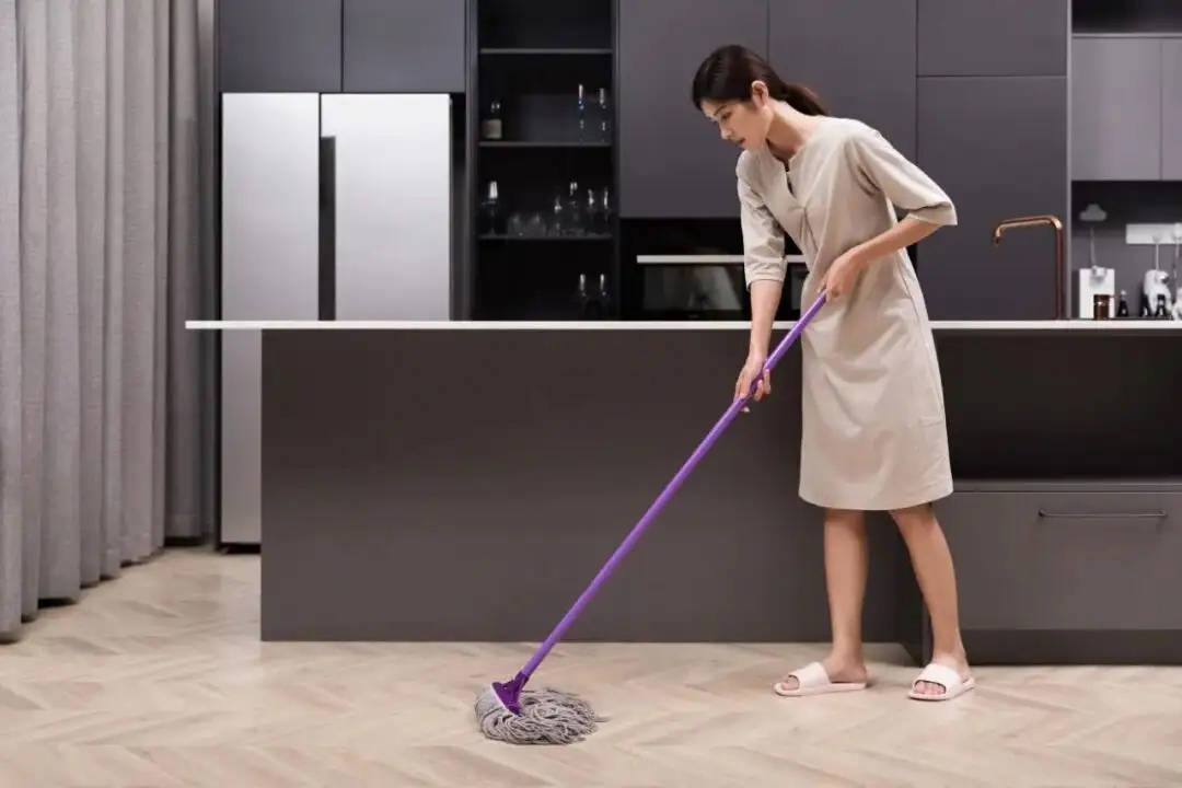 可是反观日本人的家,地板基本上一尘不染,光脚踩在上面都觉得惬意.