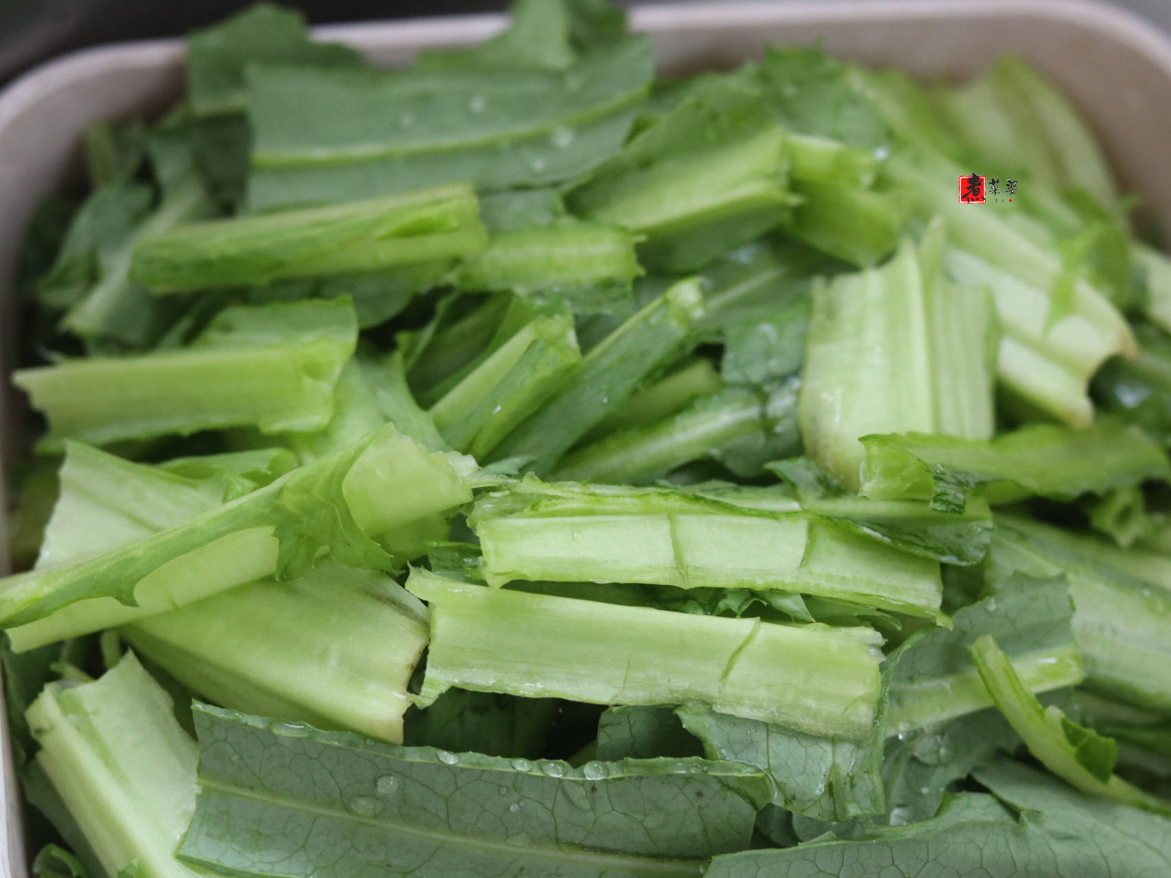 这野菜,形似油麦菜,不吃叶只吃杆,3元一把味道好,春天别错过_麻菜