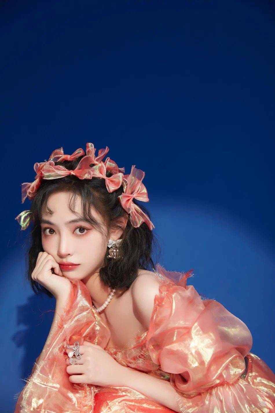 许佳琪春日明媚感美图大秀白皙香肩雪肤玉貌性感美艳