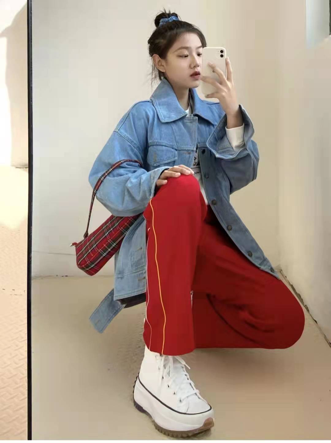 红色裤子搭配什么颜色上衣好看