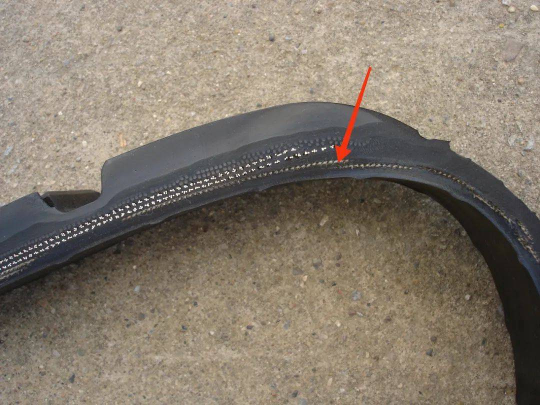 胎体帘布层两侧和端点区域.