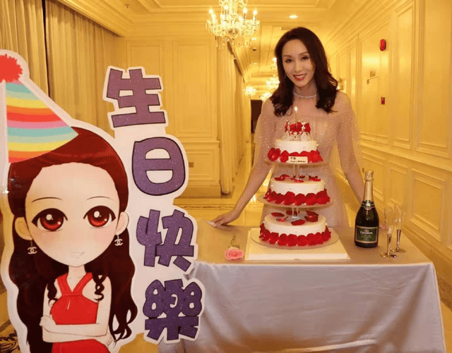 郭可盈49岁生日真会穿,香槟色一字肩连衣裙配长卷发,美成24岁_女性_版