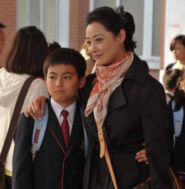 她的母亲也是话剧演员,她20岁就凭借电视剧《格萨尔王》而进入演艺圈