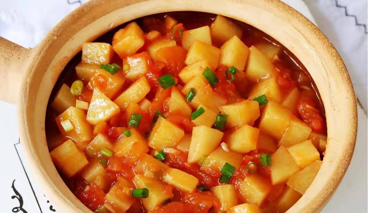 番茄土豆丁所需材料:番茄2个,土豆1个,葱1根,蒜2瓣,番茄酱1勺,蚝油1勺