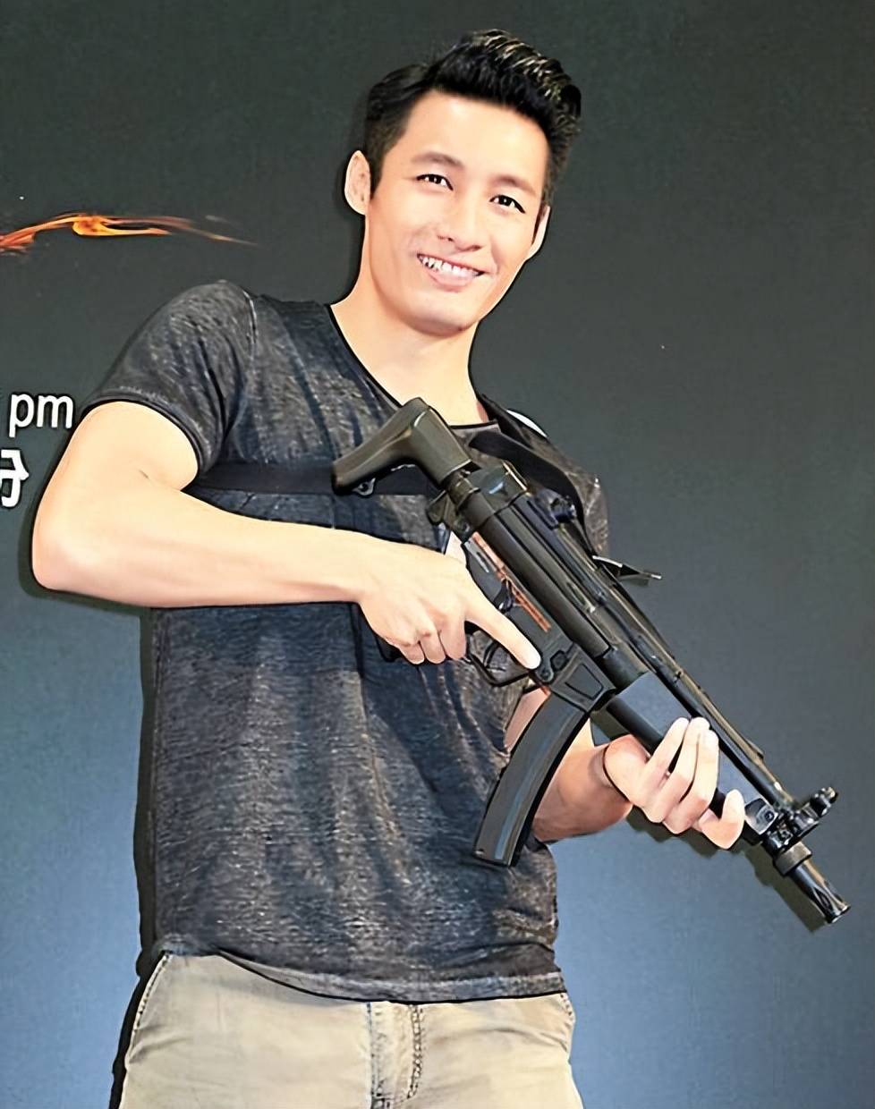 tvb上位小生自认未玩够,曾扬言身边有不同国籍伴侣_翟威廉_麦贝夷