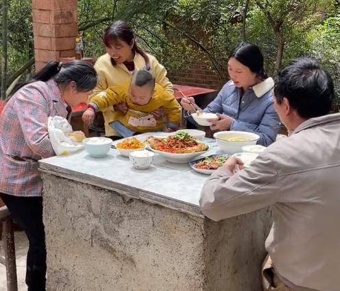 小春花刚出月子就遭人表白,牛爱芳硬核回应:我是