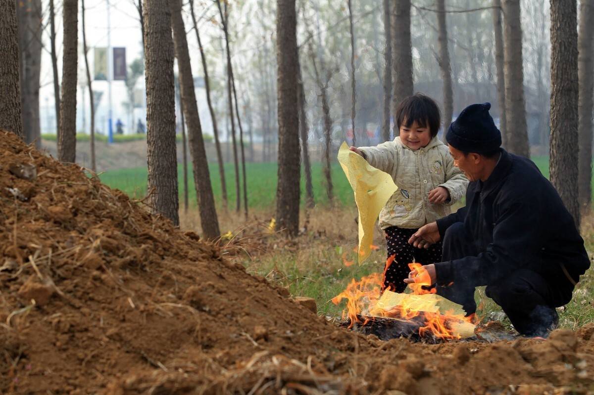 有些地方的习俗认为孕妇和婴孩不宜扫墓,和古代的"阴阳"一说有关