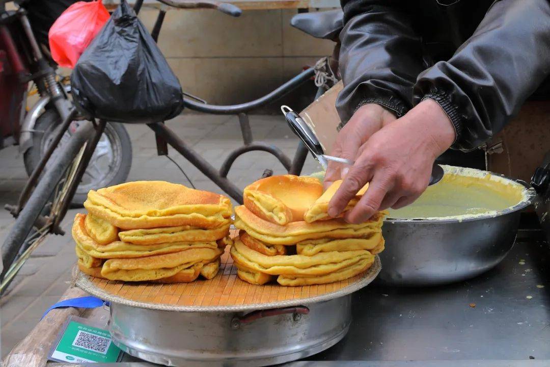 清明食俗:摊黄儿_鏊子_摊主_烤制