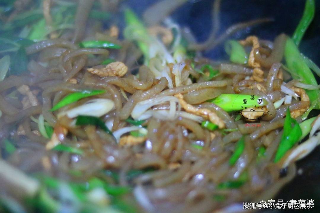 【婆婆叨叨】:1,魔芋上有浓重的碱味,所以做之前进行焯水并加入醋