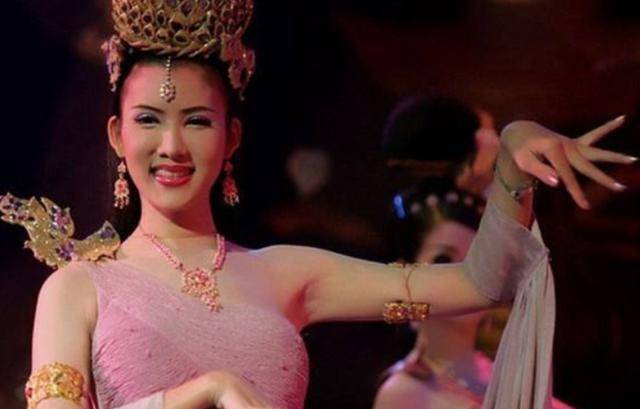 泰国最美的人妖皇后，被中国帅小伙娶进家门，这六年他们过得如何