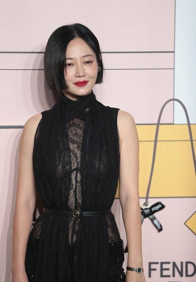 原创谭卓迷离的眼神真是绝了穿着蕾丝的睡裙出门更能显出好比例