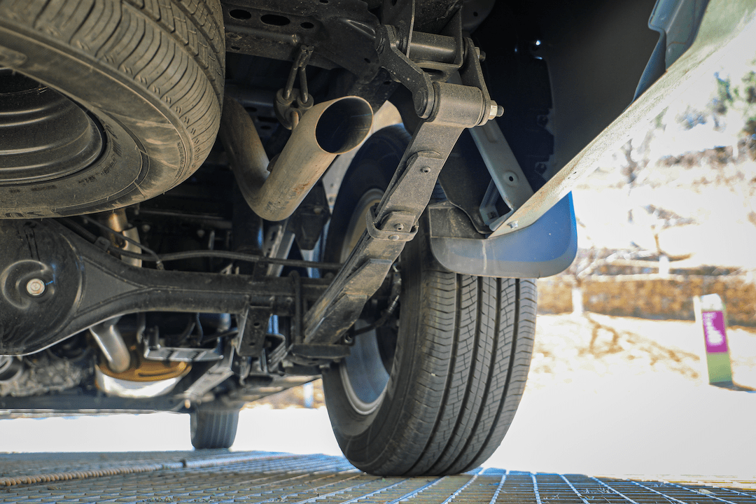 第二点是车辆的底盘部分,与市面上常见的商用皮卡相同,金刚炮在后悬架