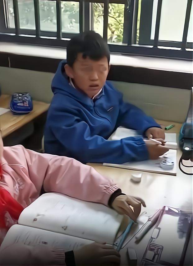 原创南京一小学生被同学欺负母亲冲进教室怒吼老师你要施暴吗