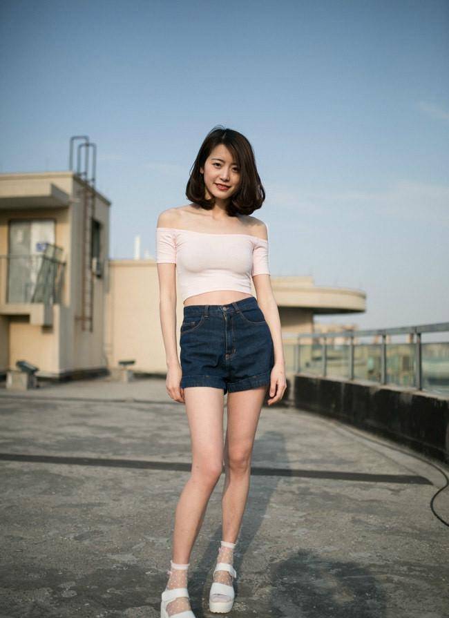 在搭配上同样也能够体现出小姐姐们个人的性格以及生活状态_牛仔_短裤
