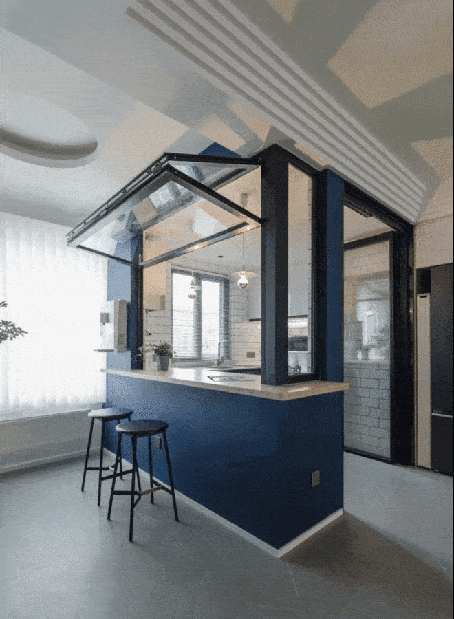 油烟问题,而且朝外窗台还延伸一个吧台功能▲联动玻璃门是最好的方式