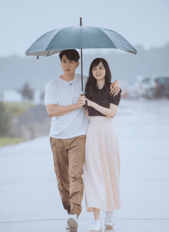 吴尊老婆42岁真气质一袭粉裙温柔大方一看就是贤妻良母