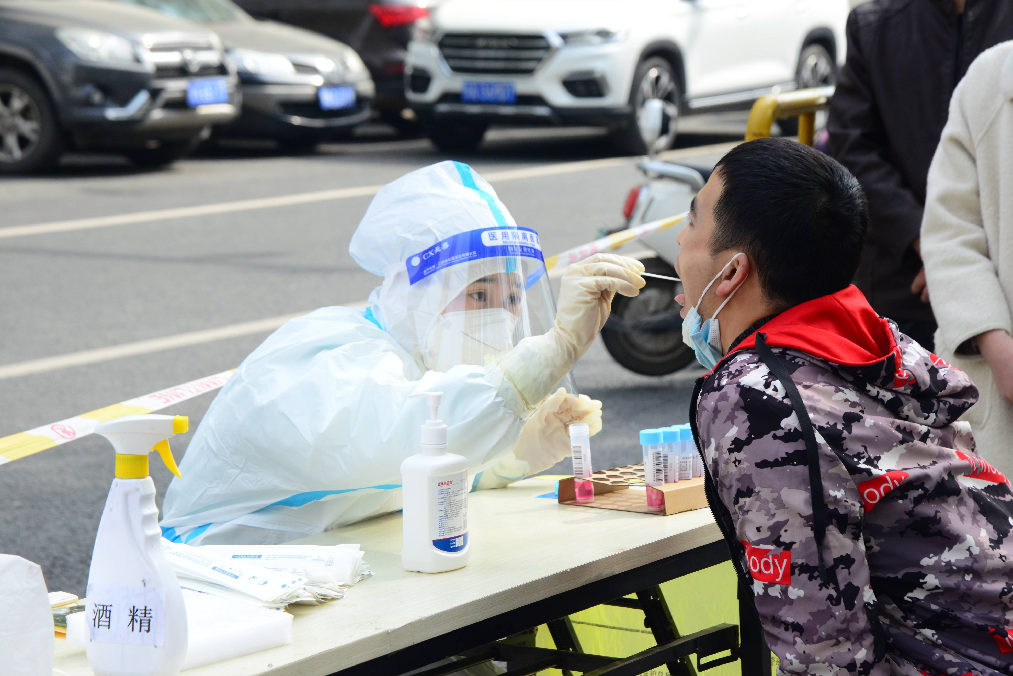 郑州二七区淮河路街道办事处继续对重点人群进行核酸检测