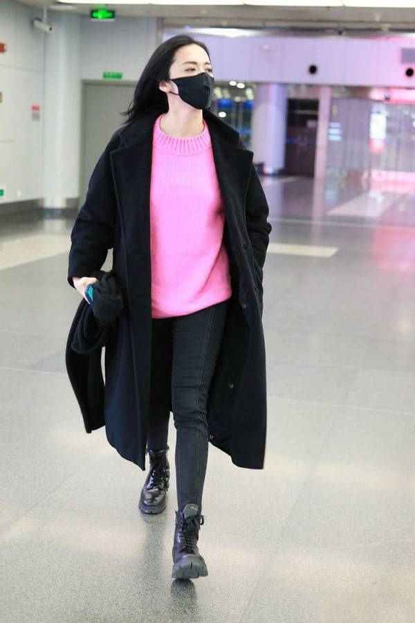 姚晨真懂扮嫩之道!黑色大衣配粉色毛衣,优雅大气还很减龄