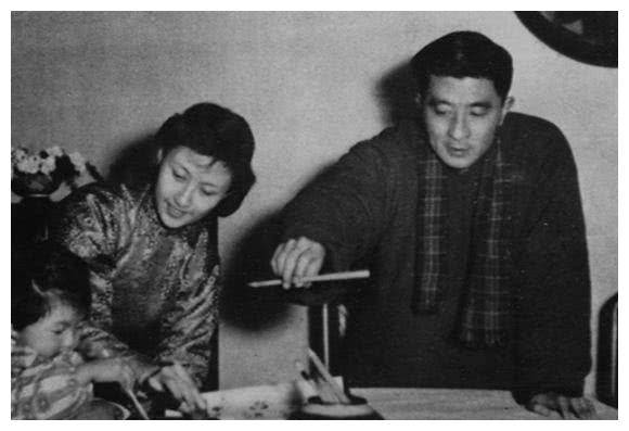 黄宗英和赵丹生了三个孩子,赵丹和前妻有一个女儿,加上周璇的两个儿子