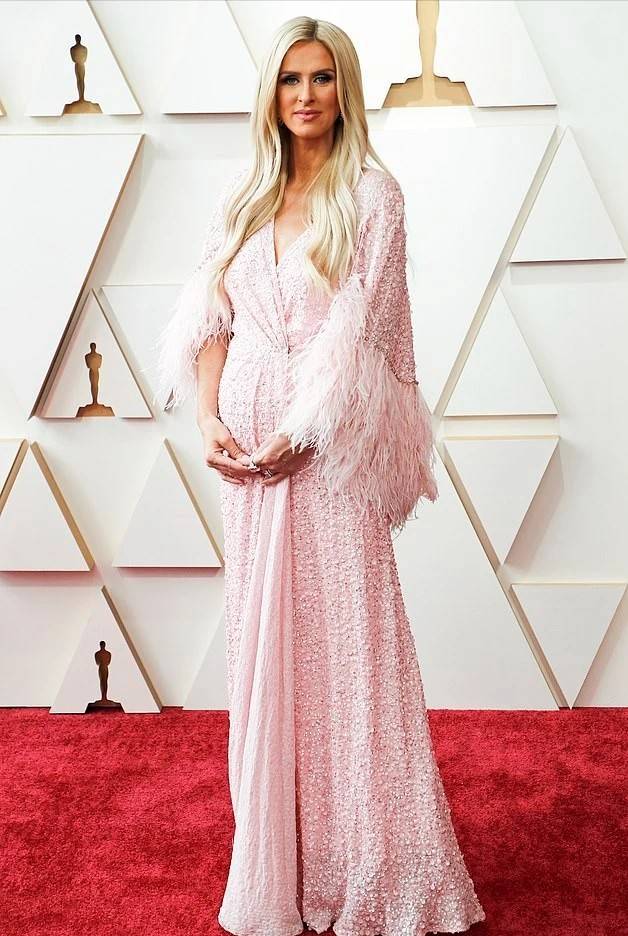 原创希尔顿千金和新婚老公走红毯好甜穿薄纱钻石裙好美比妹妹还甜