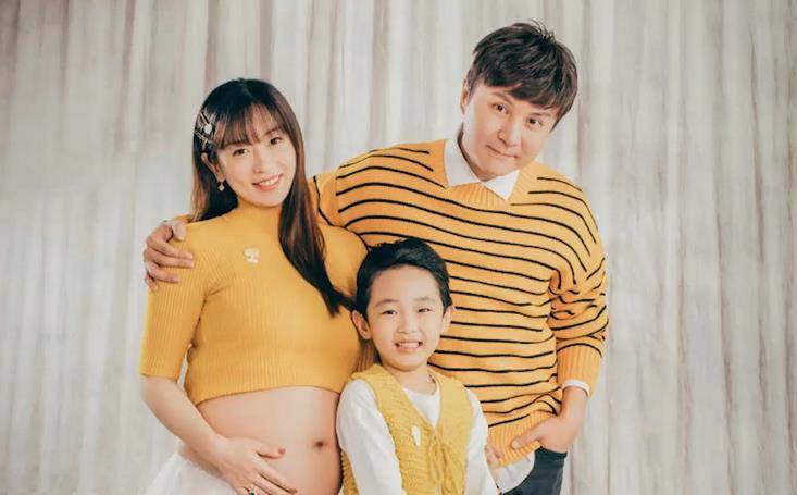 43岁朱桢罕见晒全家福子穿丝绒吊带好小儿子调皮坐不住