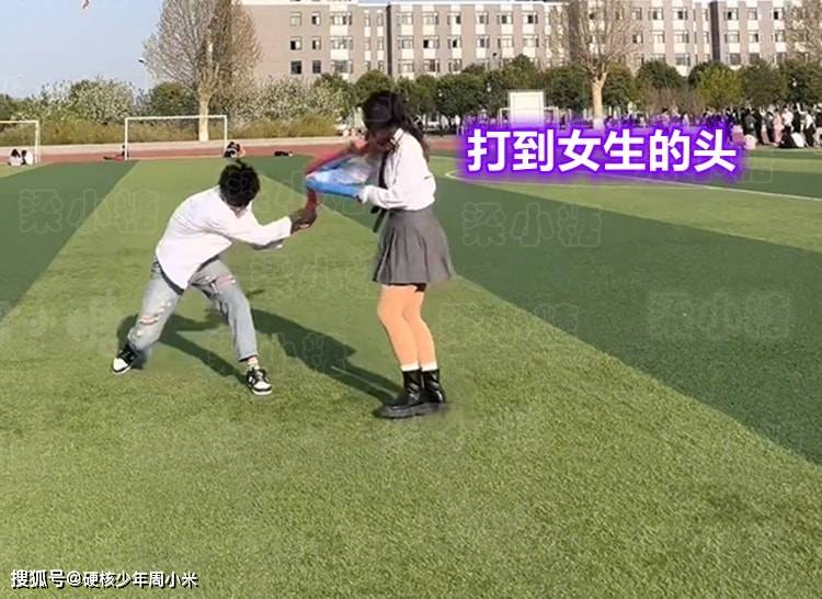 河南一女子和男朋友玩游戏输了,当场把男生过肩摔_女生_女朋友_男子