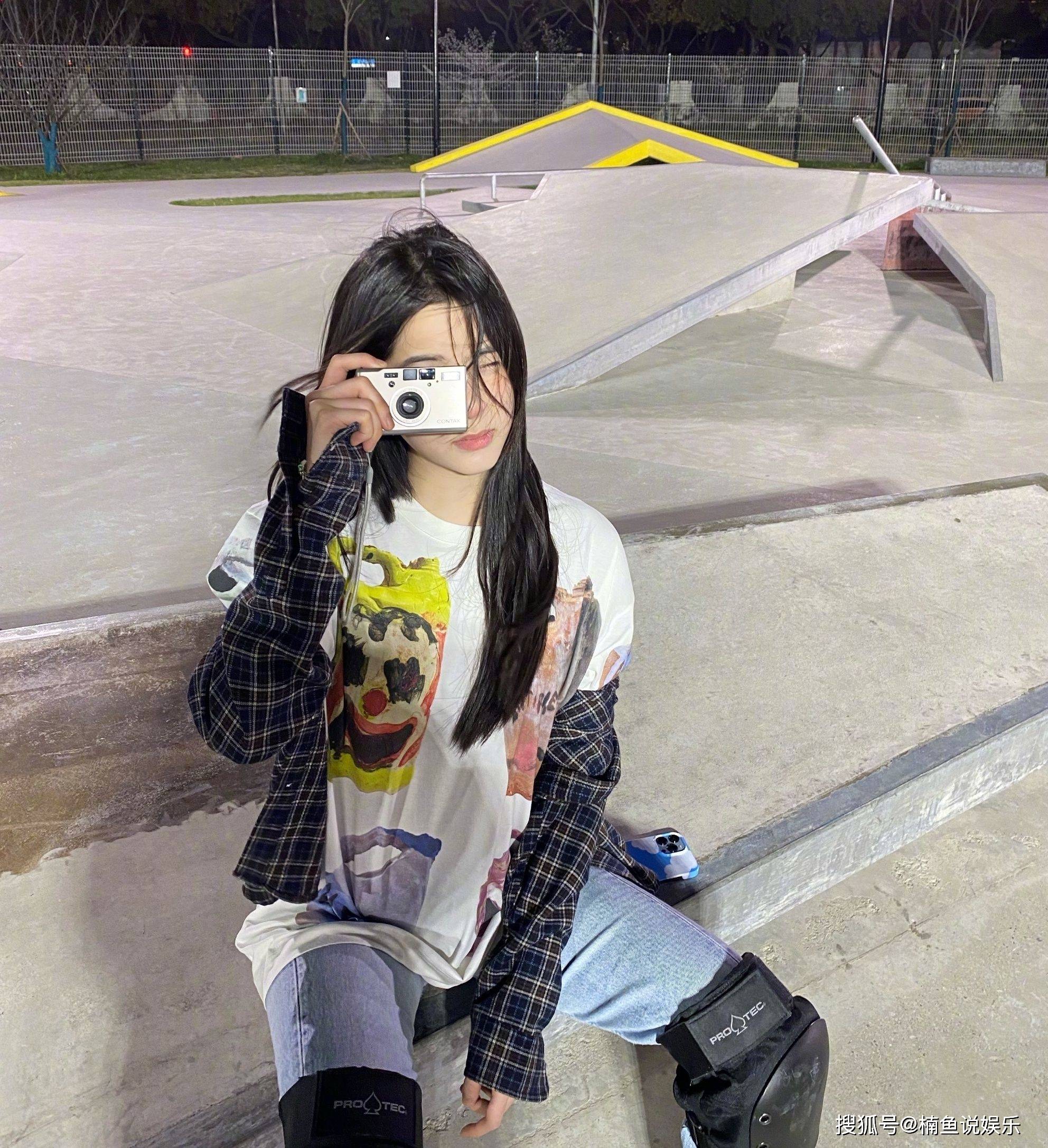 原创21岁欧阳娜娜晒时尚造型长发飘飘学习滑板妥妥的甜酷女孩
